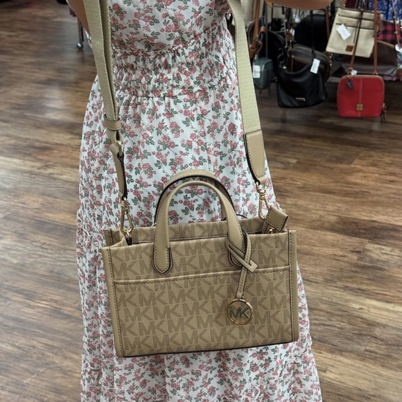 Michael Kors Gigi Small
East West Messenger Tote - Picture 13 of 14